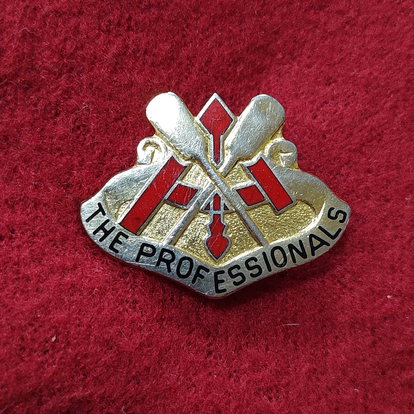 VINTAGE US Army 532nd MILITARY INTELLIGENCE BATTALION Unit Crest Pin (02CR78)