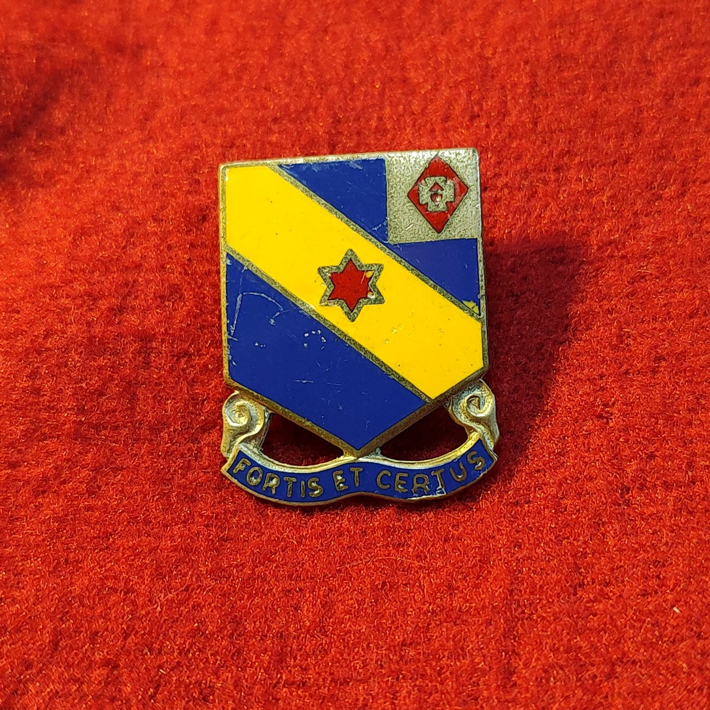 VINTAGE US Army 52nd Infantry Unit Crest Pin (02CR81)
