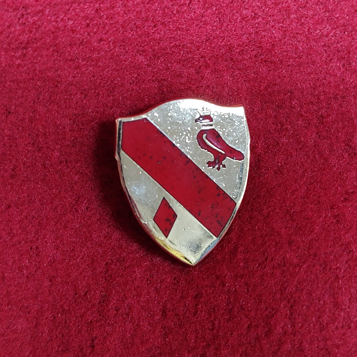 VINTAGE US Army 19th FIELD ARTILLERY Unit Crest Pin (02CR88)