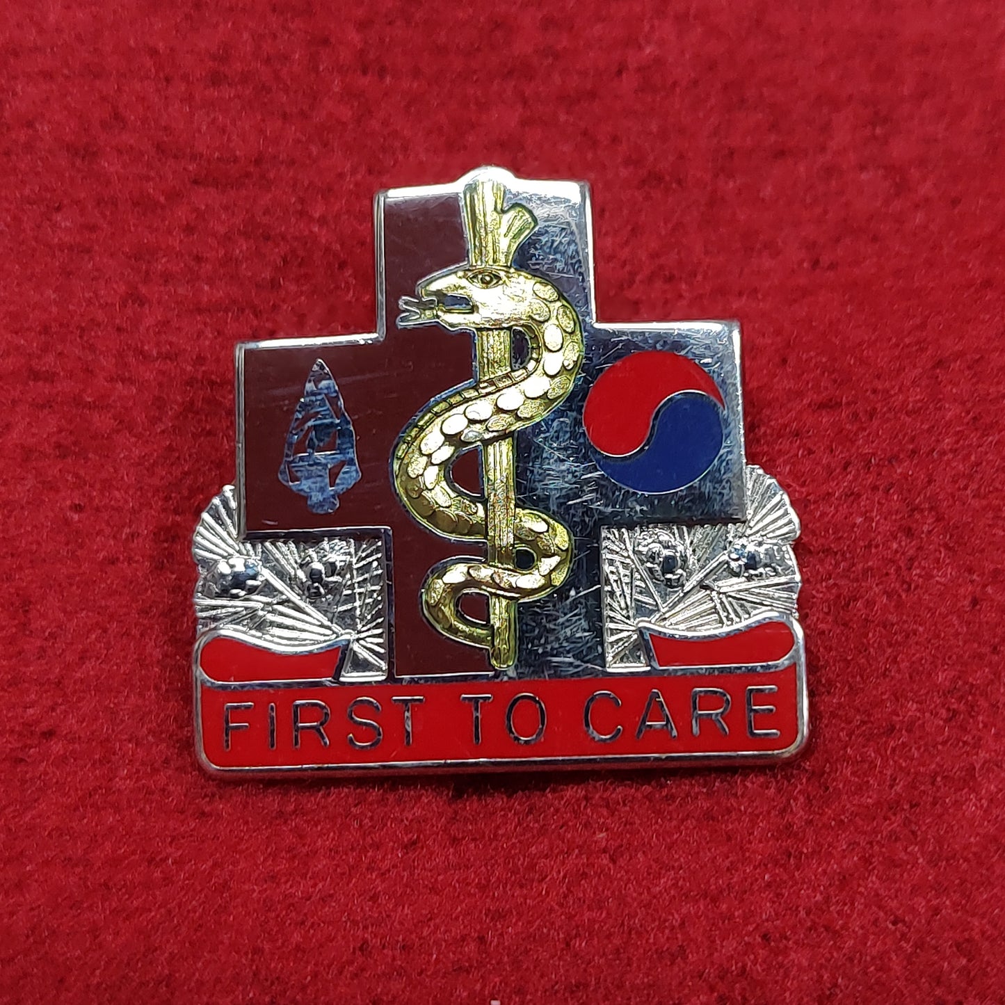 VINTAGE US Army 14th COMBAT SUPPORT HOSPITAL Unit Crest Pin (02CR89)