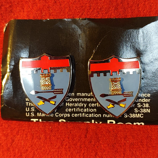 VINTAGE US Army 11th INFANTRY (Doubles)Unit Crest Pin (02CR90b)