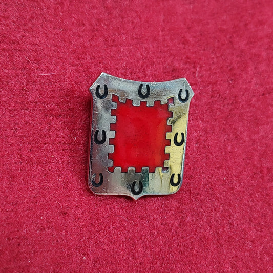 VINTAGE US Army 82nd FIELD ARTILLERY Unit Crest Pin (02CR96)