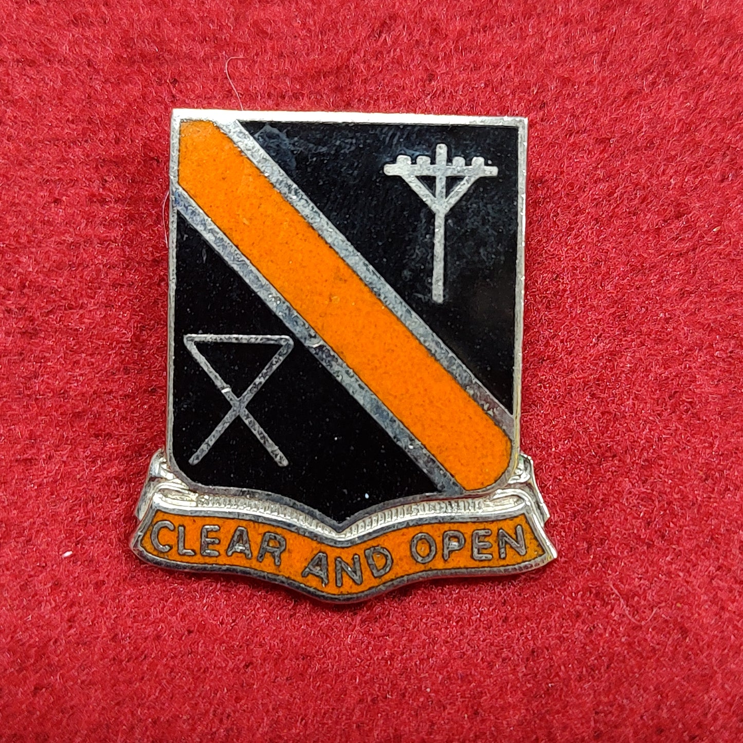 VINTAGE US Army 29th SIGNAL BATTALION Unit Crest Pin (02CR100)
