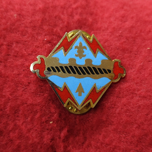 VINTAGE US Army 17th FIELD ARTILLERY Unit Crest Pin (02CR103)