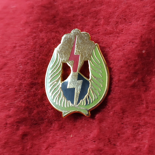 VINTAGE US Army 25th INFANTRY Unit Crest Pin (02CR115)