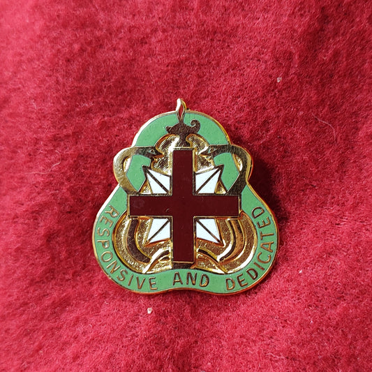 VINTAGE US Army RESPONSIVE AND DEDICATED MEDICAL COMMAND Unit Crest Pin (02CR116)