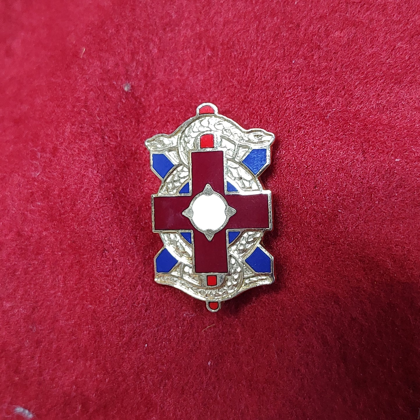 VINTAGE US Army 382nd FIELD HOSPITAL Unit Crest Pin (02CR121)