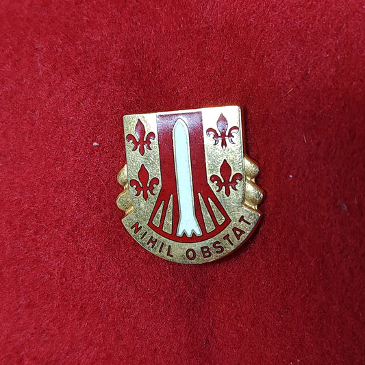 VINTAGE US Army 557th ARTILLERY GROUP Unit Crest Pin (02CR128)