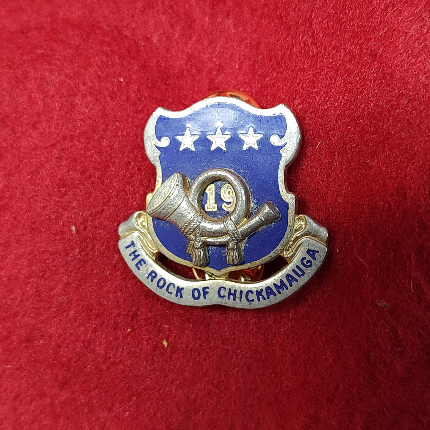 VINTAGE US Army 19th INFANTRY Unit Crest Pin (02CR130)