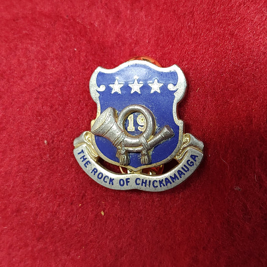 VINTAGE US Army 19th INFANTRY Unit Crest Pin (02CR130)