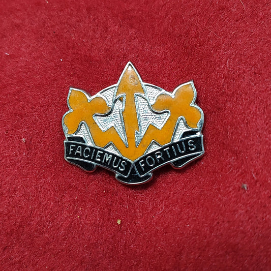 VINTAGE US Army 509th SIGNAL BATTALLION Unit Crest Pin (02CR131)