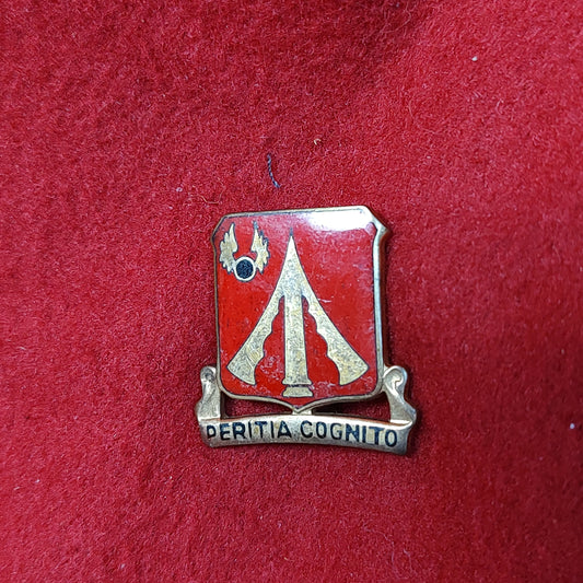 VINTAGE US Army 782nd SUPPORT BATTALION Unit Crest Pin (02CR142)