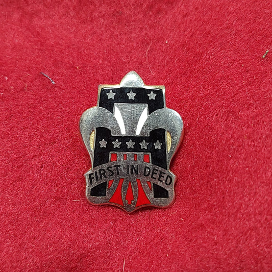 VINTAGE US Army 1st ARMY "First In Deed" Unit Crest Pin (02CR156)