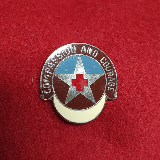 VINTAGE US Army MEDDAC FORT LEONARDWOOD Unit Crest Pin (02CR157)