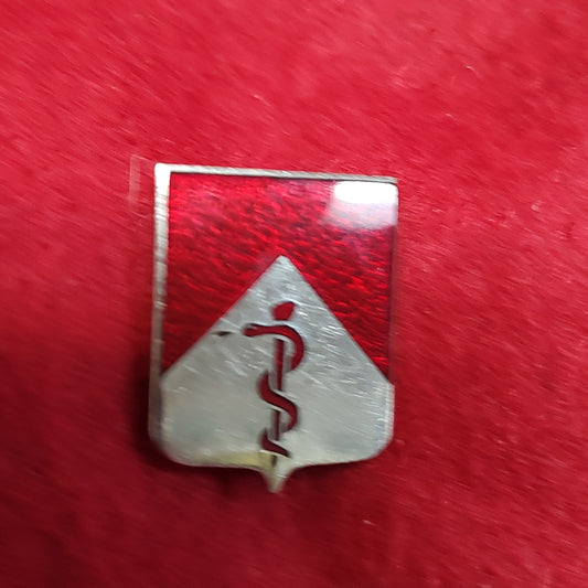 VINTAGE US Army 47th MEDICAL BATTALION Unit Crest Pin (02CR159)