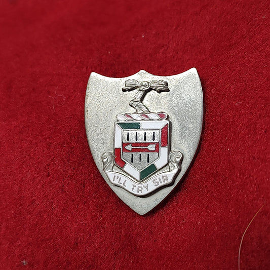 VINTAGE US Army 5th INFANTRY Unit Crest Pin (02CR161)