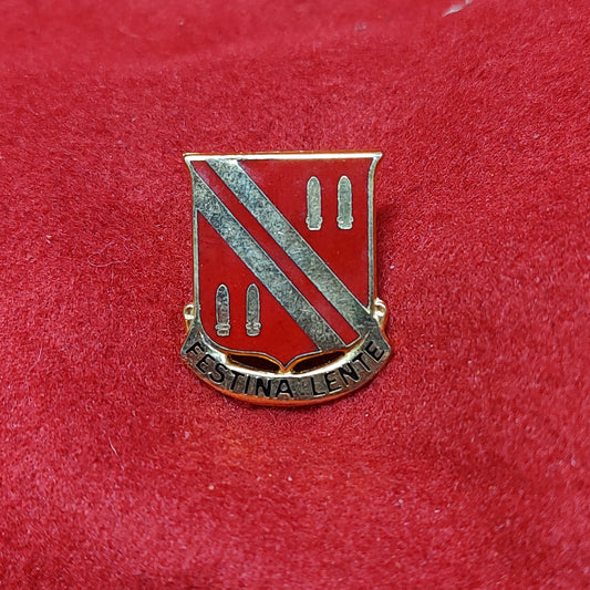 VINTAGE US Army 42nd FIELD ARTILLERY Unit Crest Pin (02CR169)