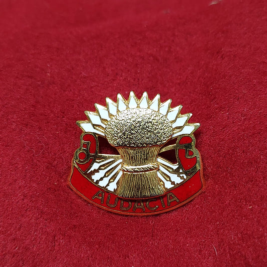 VINTAGE US Army 4th AIR DEFENSE ARTILLERY Unit Crest Pin (02CR177)