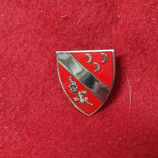 VINTAGE US Army 7th FIELD ARTILLERY Unit Crest Pin (02CR196)