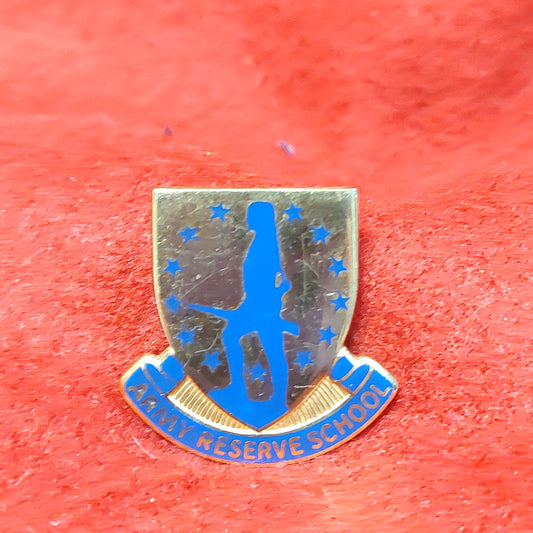 VINTAGE US Army ARMY RESERVE SCHOOL Unit Crest Pin (03CR23)