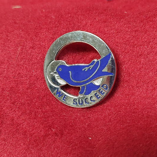 VINTAGE US Army 104th TRAINING DIVISION Unit Crest Pin (03CR43)