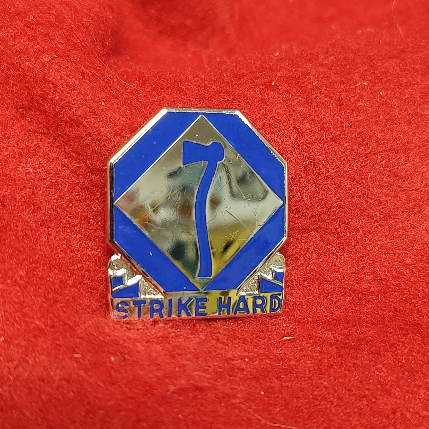 VINTAGE US Army 84th TRAINING DIVISION Unit Crest Pin (14CR18)