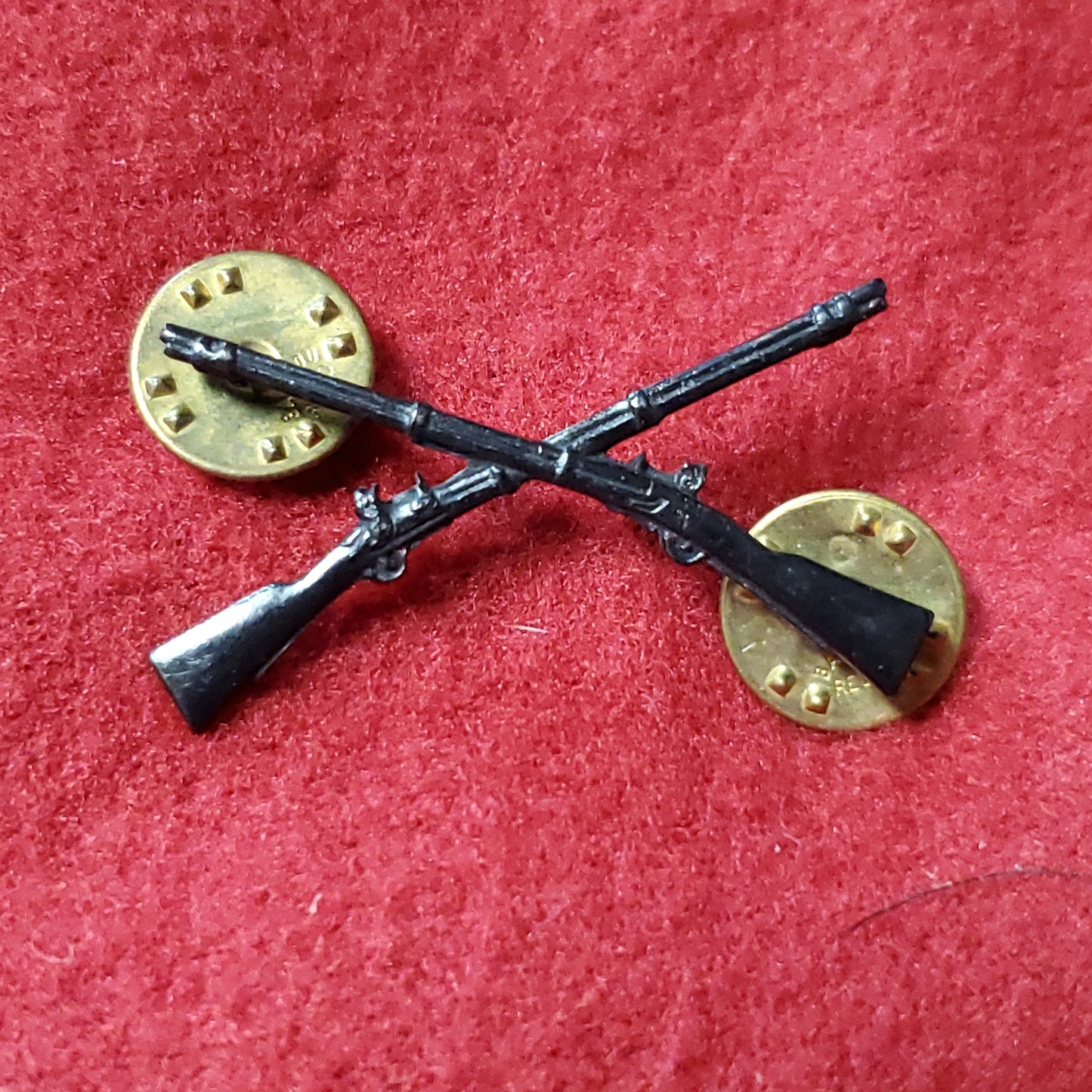 VINTAGE US Army Subdued INFANTRY CROSS RIFLE Pin-On Badge Rank Unit Crest (16CR45)