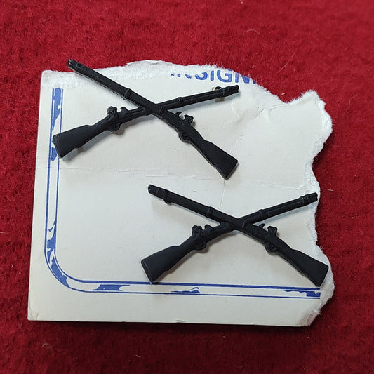 VINTAGE US Army INFANTRY Crossed Rifles Subdued Badge Pin (19CR65)