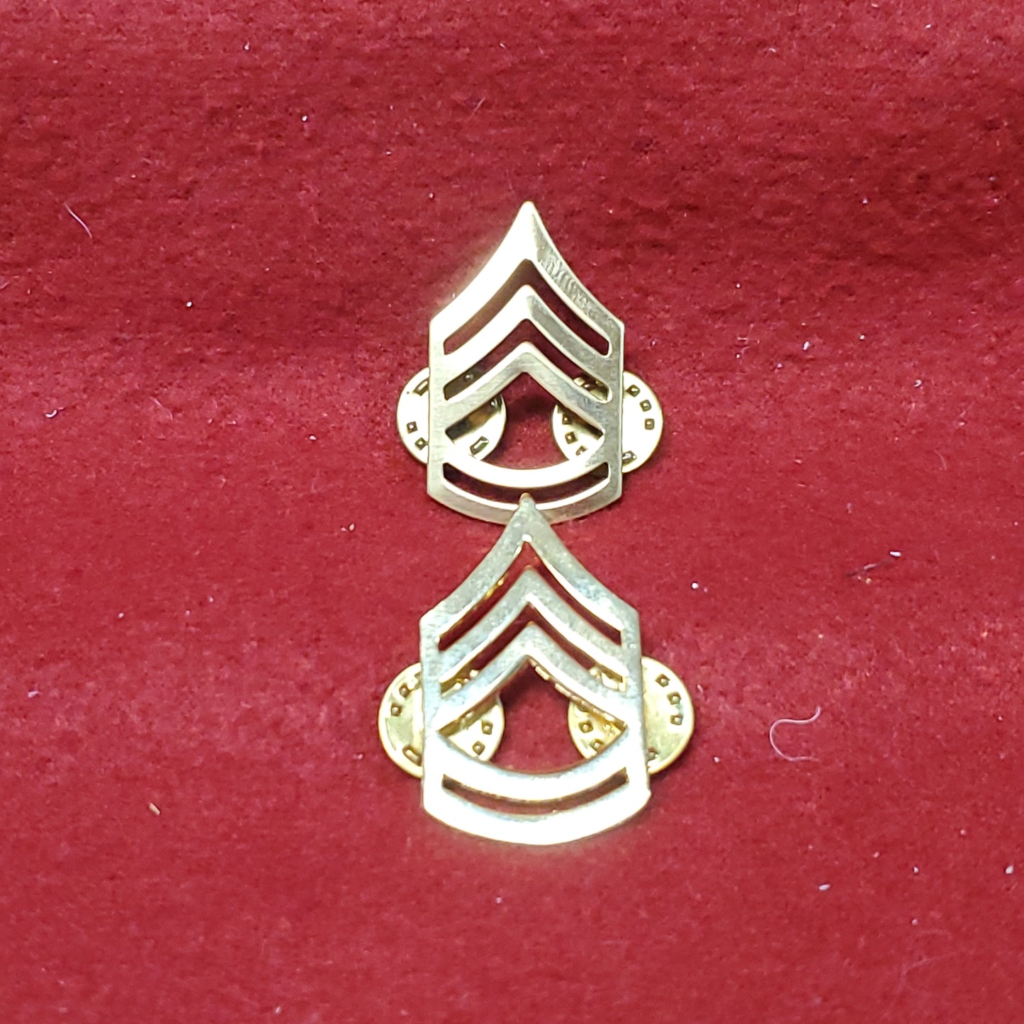 SET of US Army GOLD Sergeant First Class Rank Metal Pin-On (26cr24)