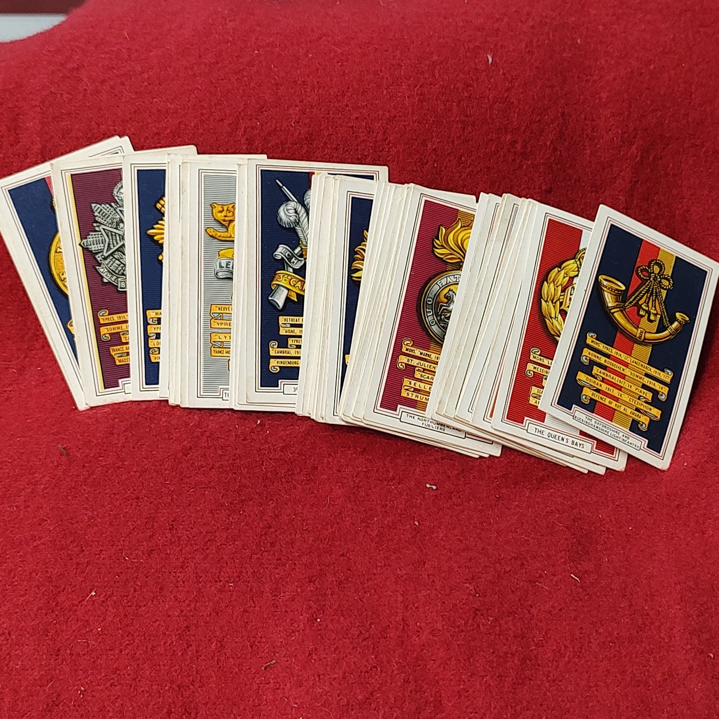 VINTAGE BRITISH MILITARY TRADING CARDS (28CR18)
