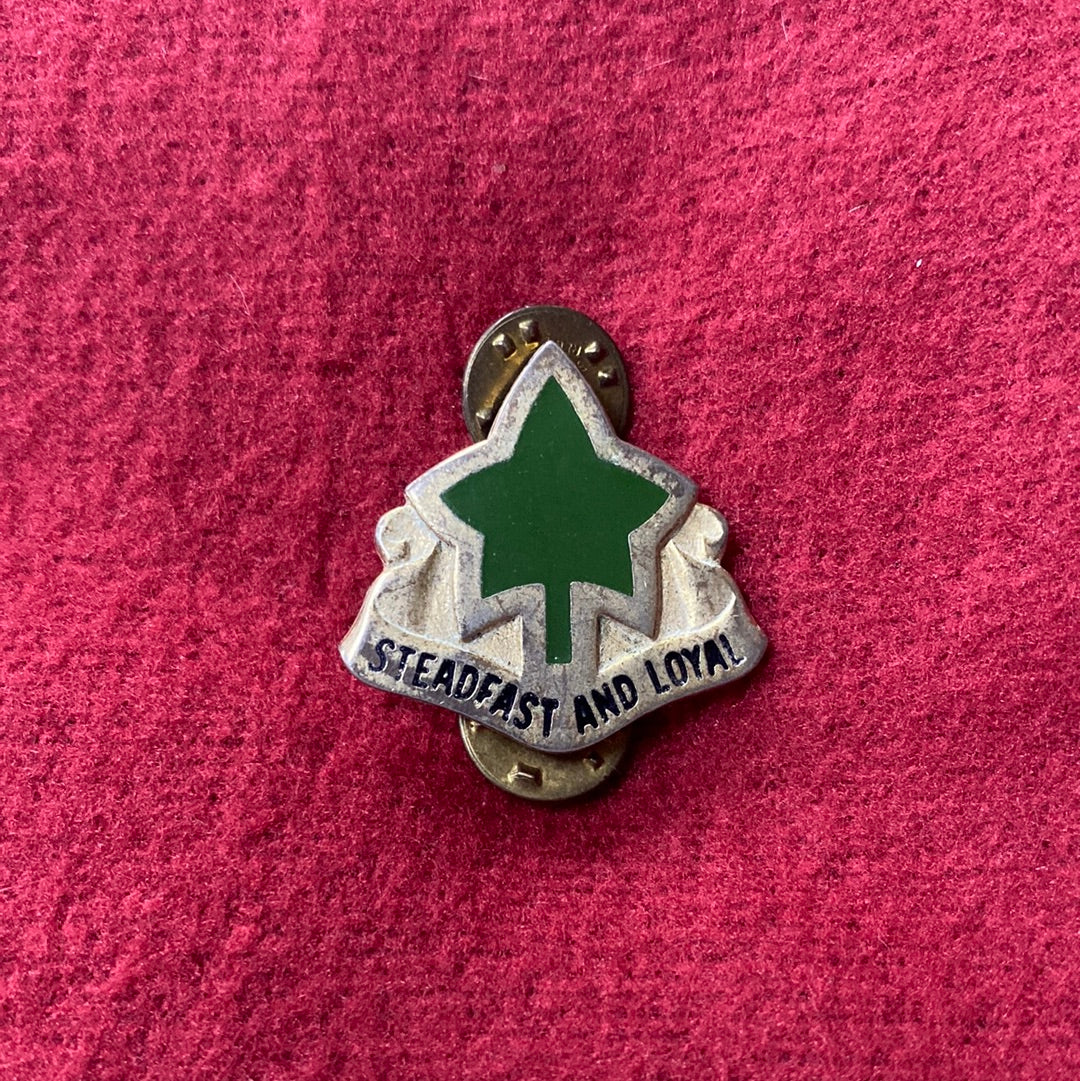 VINTAGE US Army 4TH INFANTRY DIVISION Pin (04cc53)
