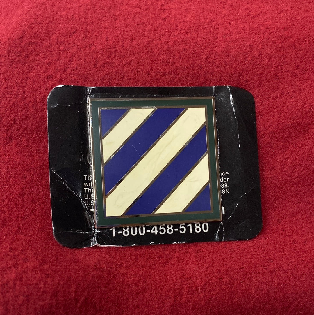 VINTAGE US Army 3rd Infantry Division Pin (04cc77)