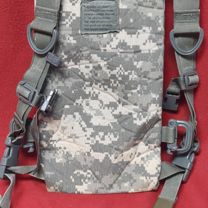 US Army ACU UCP Camelback Hydration System Carrier *Only* Excellent condition (09o- db3-MAY20)