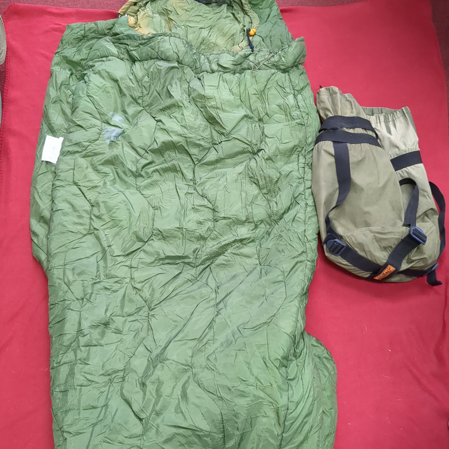 P/O Ajungilak Sleeping Bag Winter OD Green w Stuff Sack (15cc-JUL334)