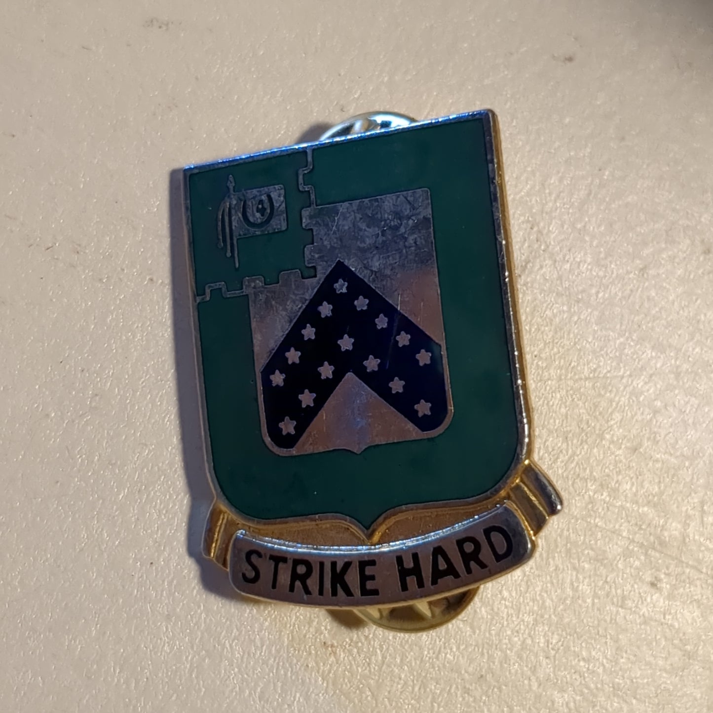 VINTAGE Army 16th CAVALRY REGIMENT
Unit Crest Pin (11o104)