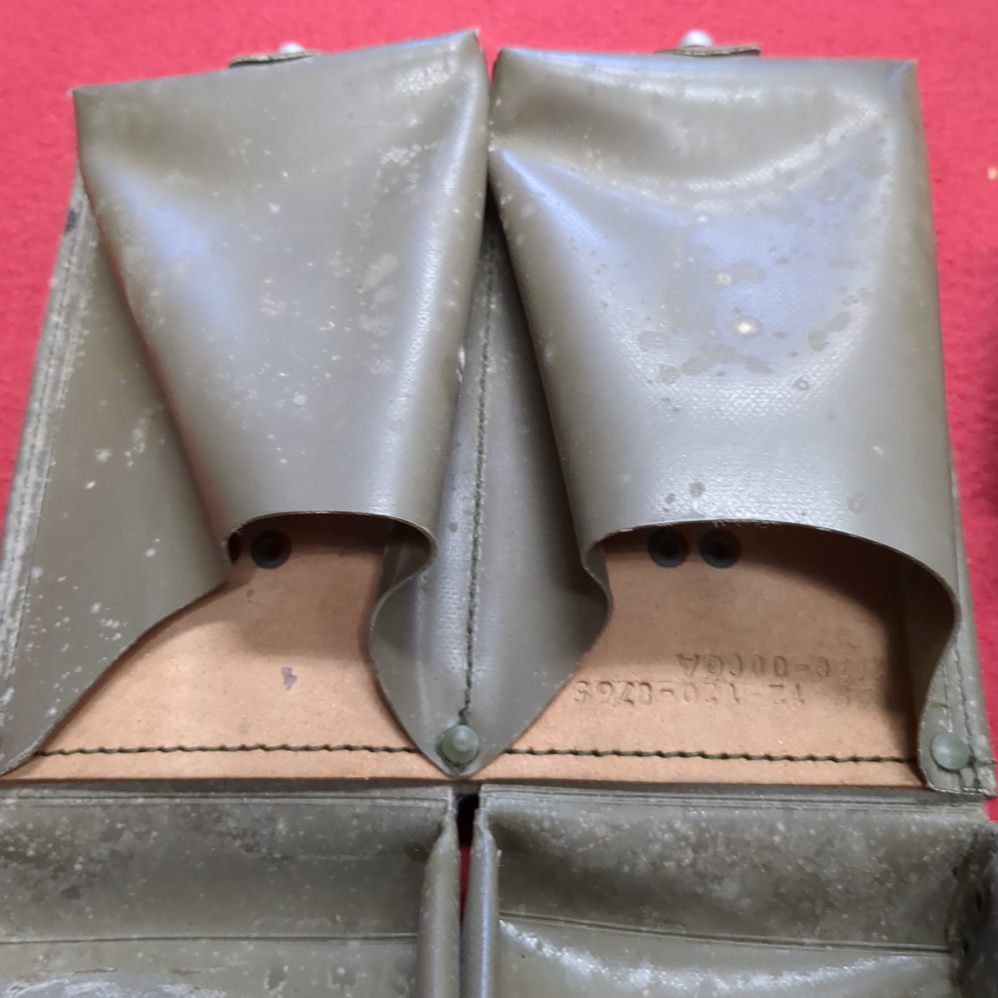 VINTAGE German Bundeswehr Leather Plastic Olive Pouch (21s ac15-15)
