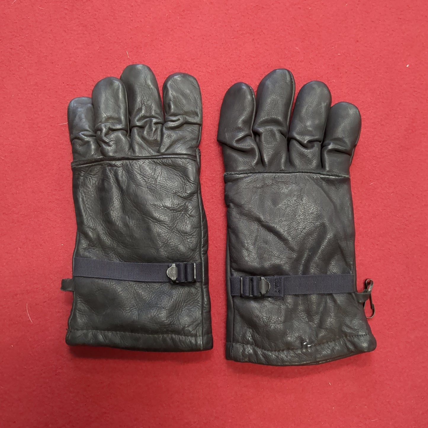 Pair of Black Leather Cold/Wet Weather Gloves Size 4 (cb04-17)