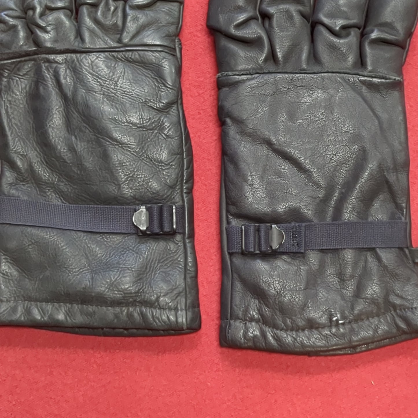 Pair of Black Leather Cold/Wet Weather Gloves Size 4 (cb04-17)