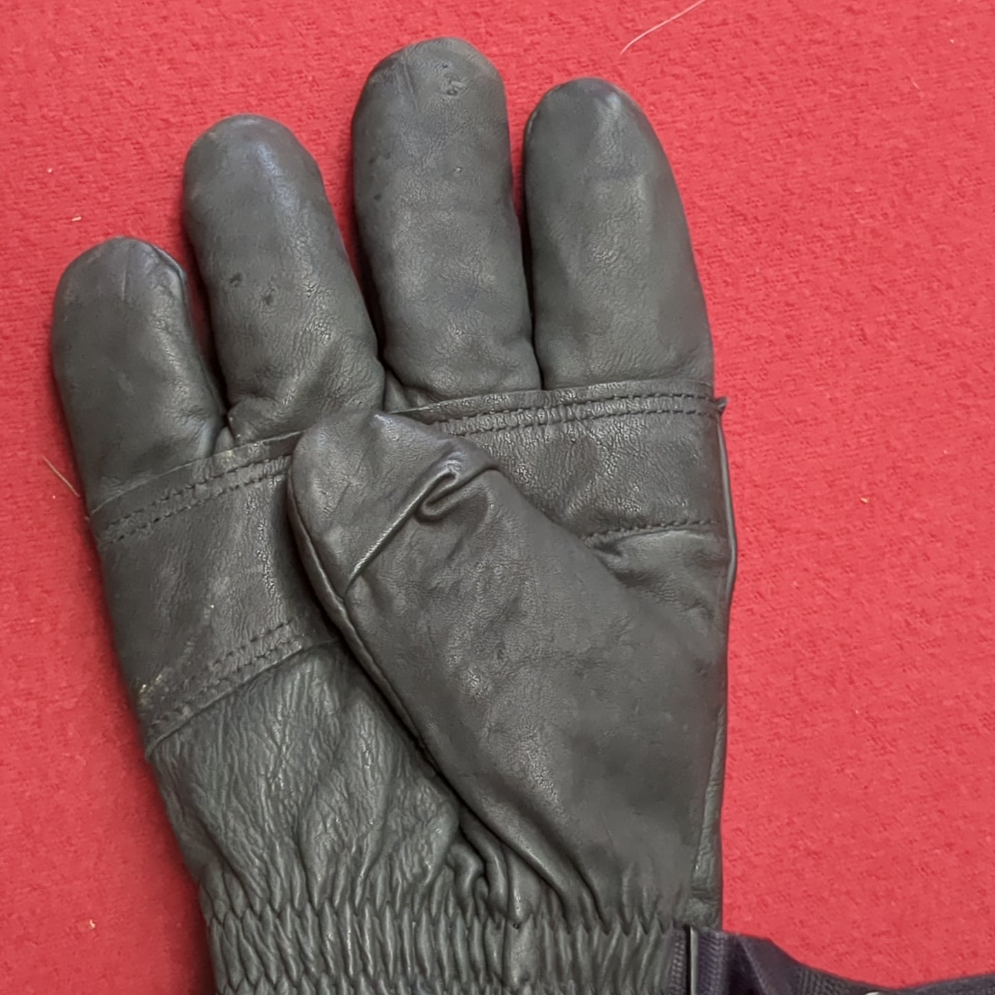 Pair of Black Leather Cold/Wet Weather Gloves Size Medium (cb04-12)