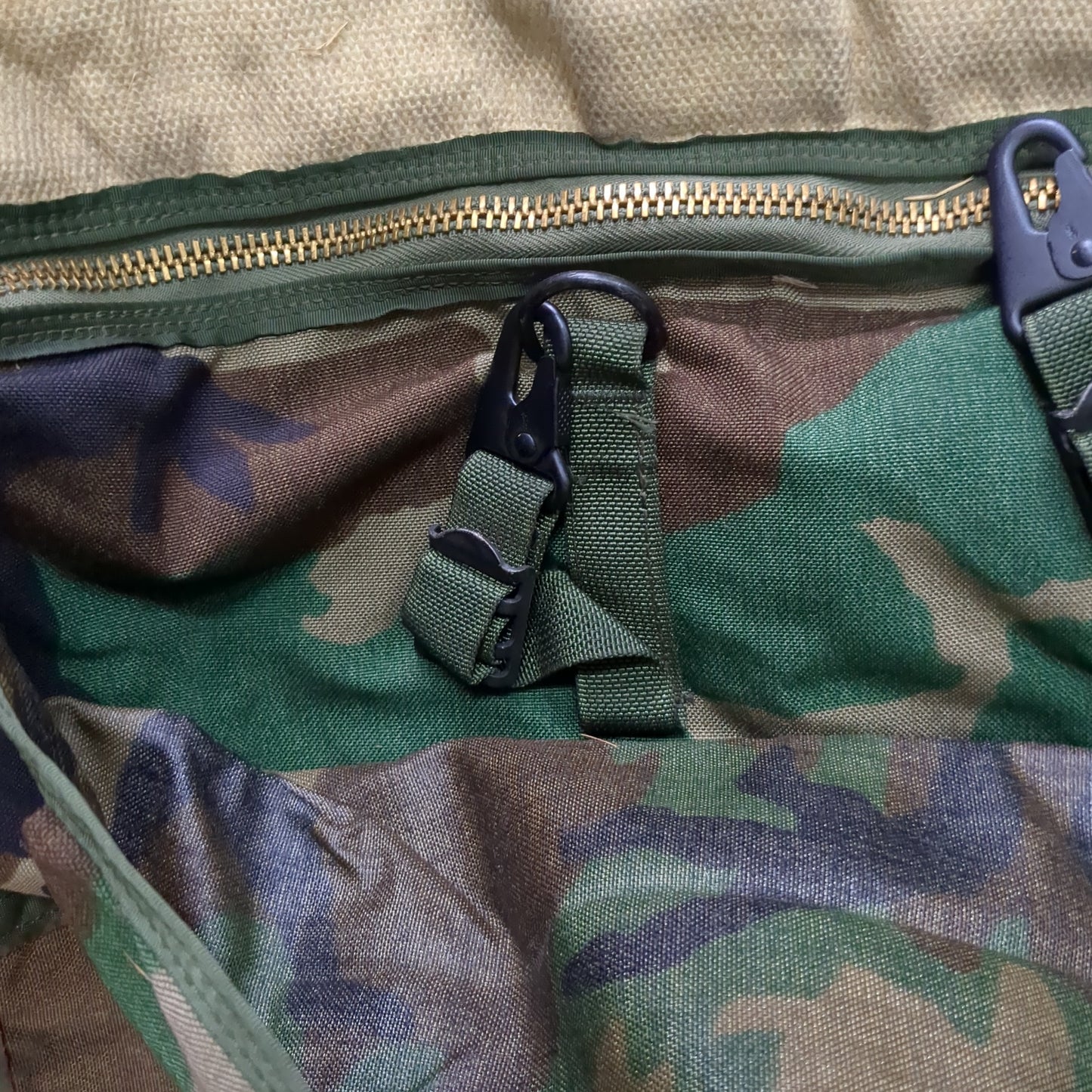 Good Condition US Army BDU Spare Barrel Bag Woodland (BA01-SEP02)