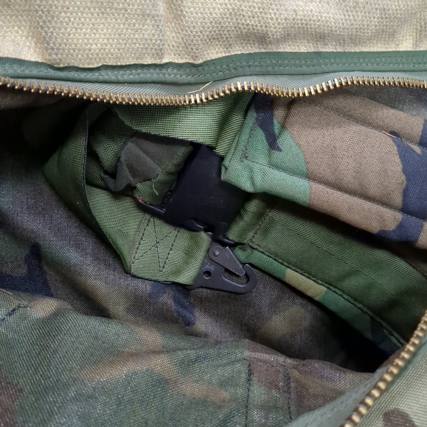 Good Condition US Army BDU Spare Barrel Bag Woodland (BA01-SEP02)