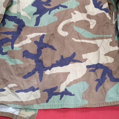 US Army MEDIUM SHORT Uniform Top BDU WOODLAND Pattern Good Condition (14o db4-35)
