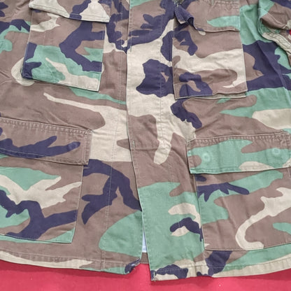 US Army MEDIUM SHORT Uniform Top BDU WOODLAND Pattern Good Condition (14o db4-30)