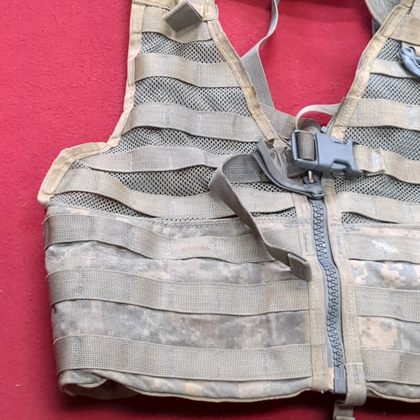 US Army USED ACU UCP Fighting Load Carrier Molle II (eb10-)