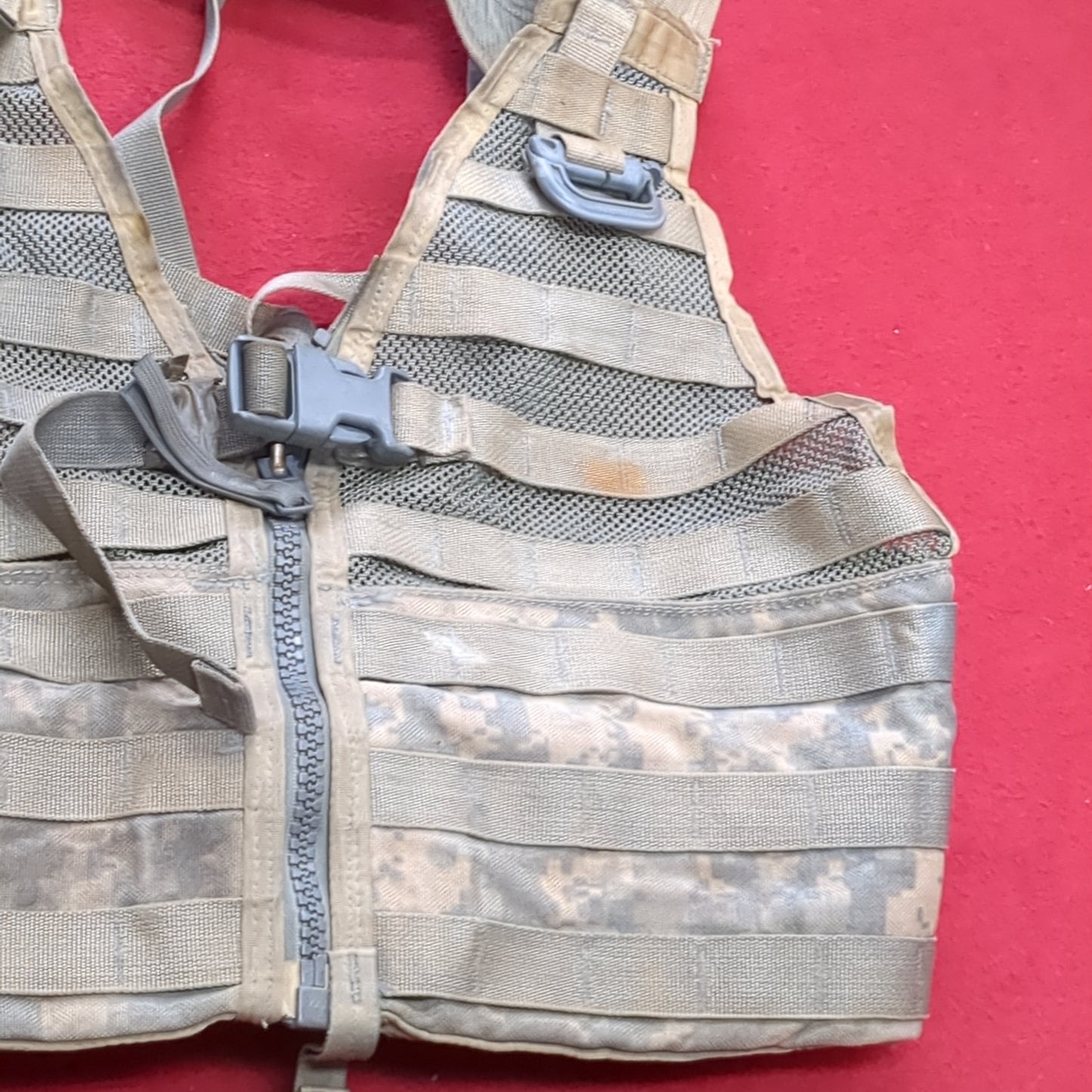 US Army USED ACU UCP Fighting Load Carrier Molle II (eb10-)