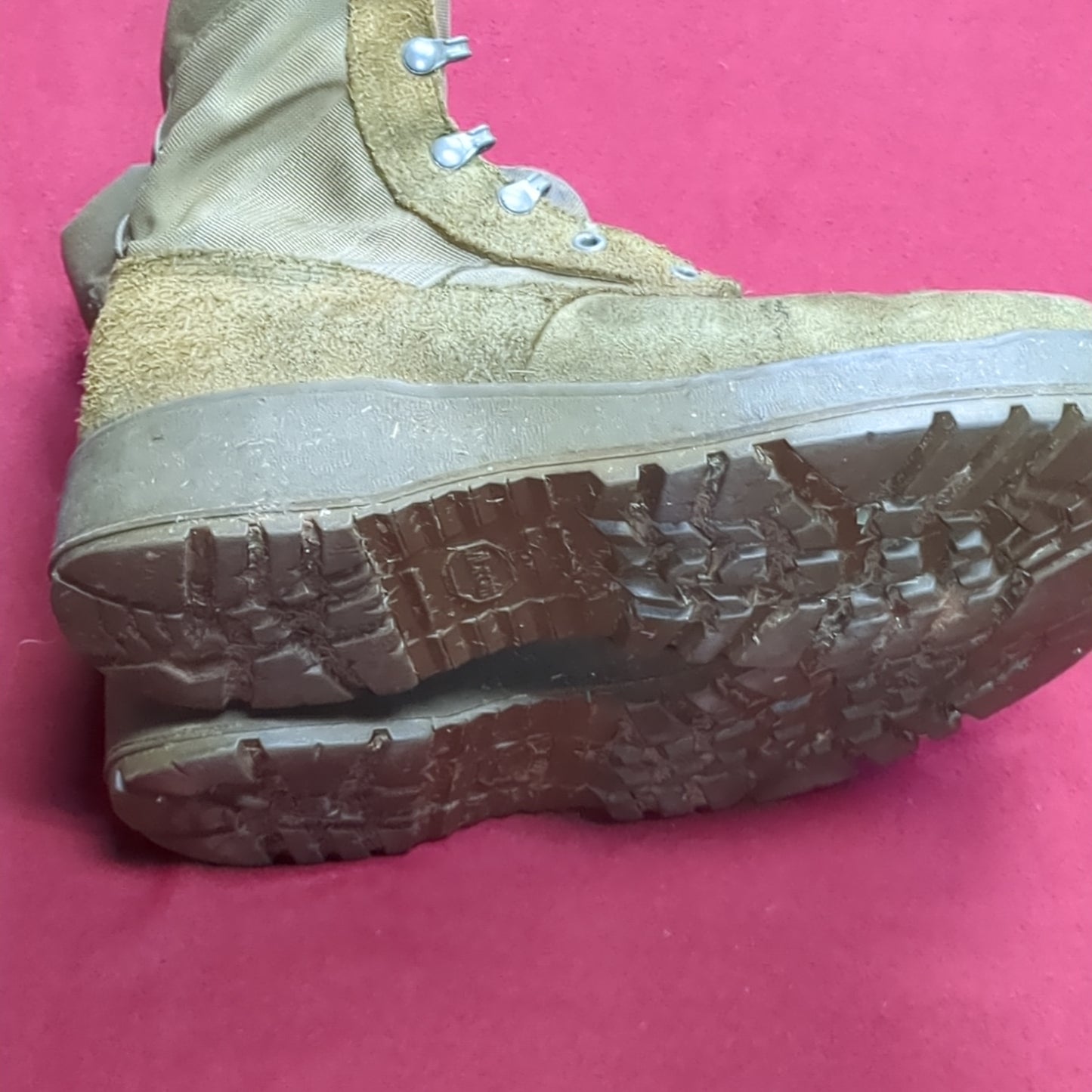 US Army 10.5W Standard Issue Hot Weather Combat Boots Coyote Used (a09- DC14-NOV77)