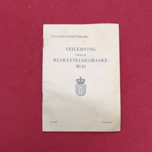 BOOK:  CIVILFORVARSSTYRELSEN  VEJLEDNING I BRUG AF BESKYTTELSESMASKE M/45 JUNE 1967  (box12)