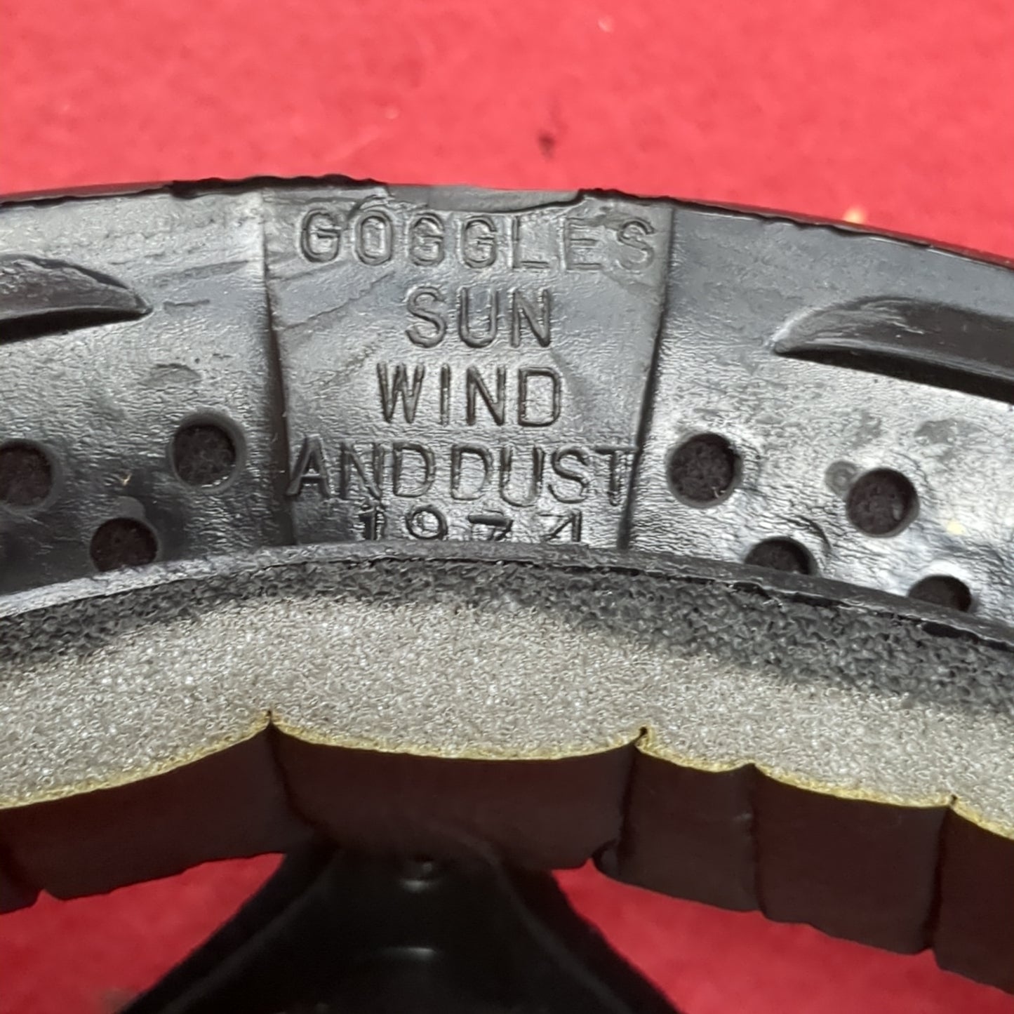 Vintage NOS USGI Sun Wind Dust Black Frame Goggles 1974 (cl2- (ab16-NOV142)