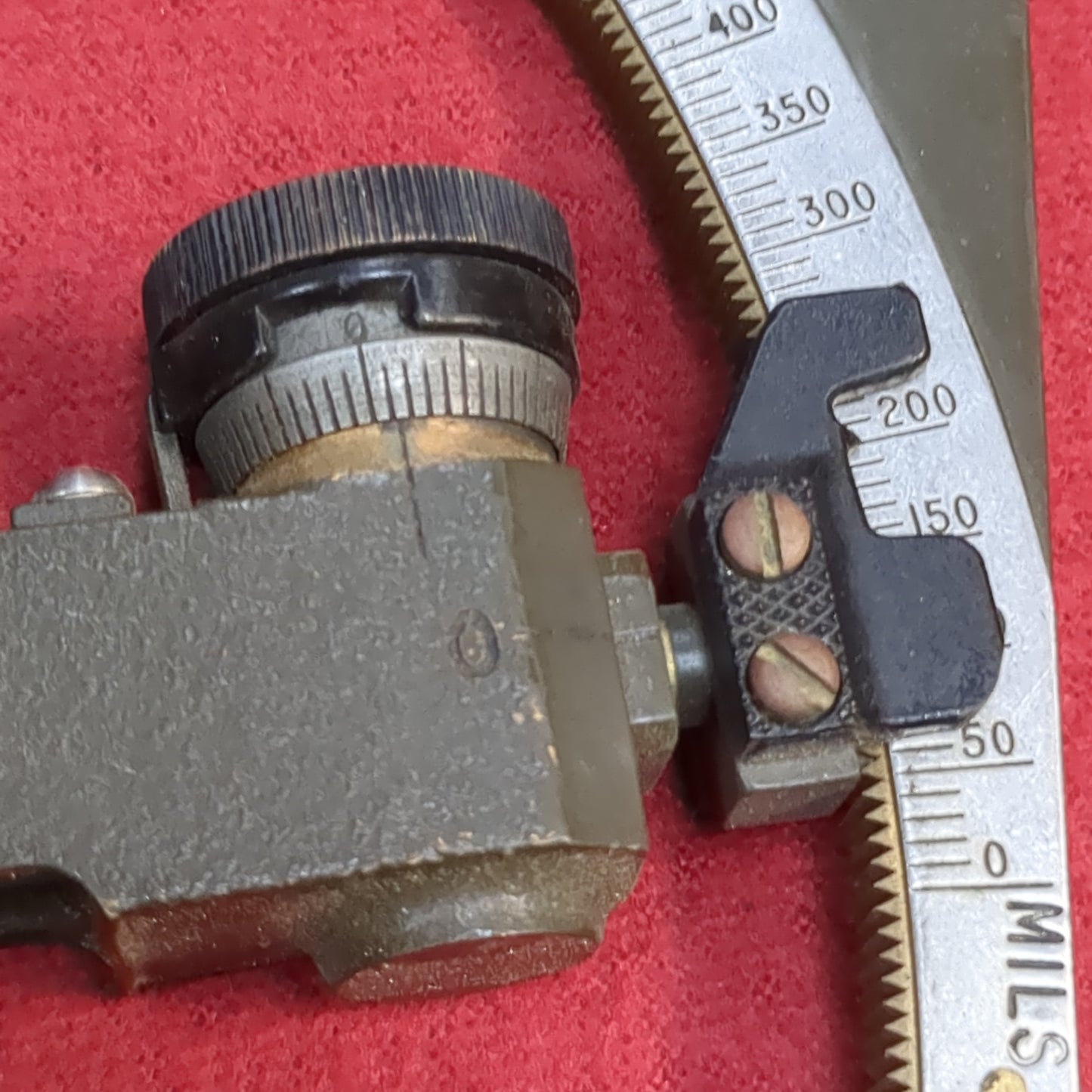 US Military M1A1 Gunners Quadrant w/ M82 Metal Carrying Case  (BA03-MAR69)