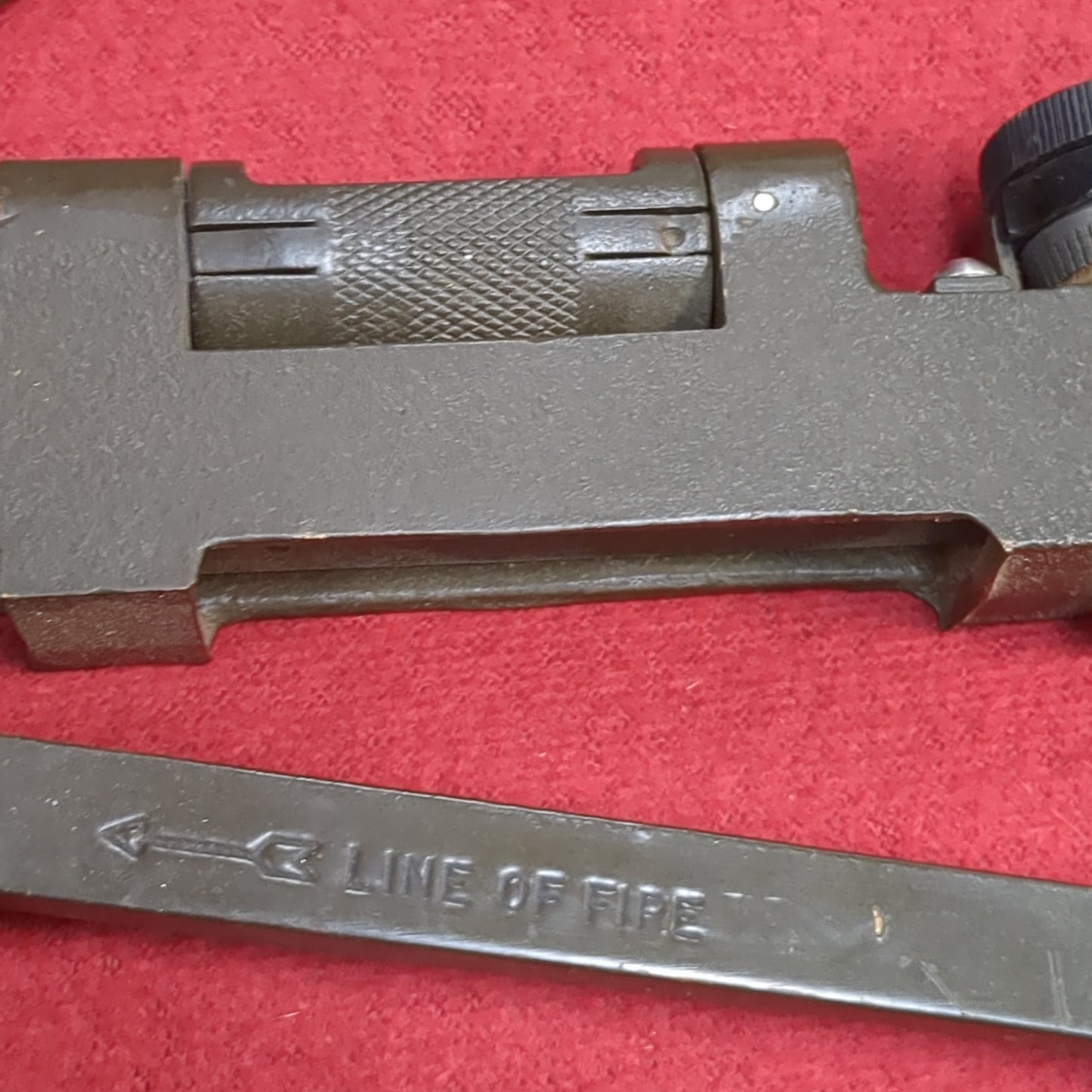 US Military M1A1 Gunners Quadrant w/ M82 Metal Carrying Case  (BA03-MAR69)